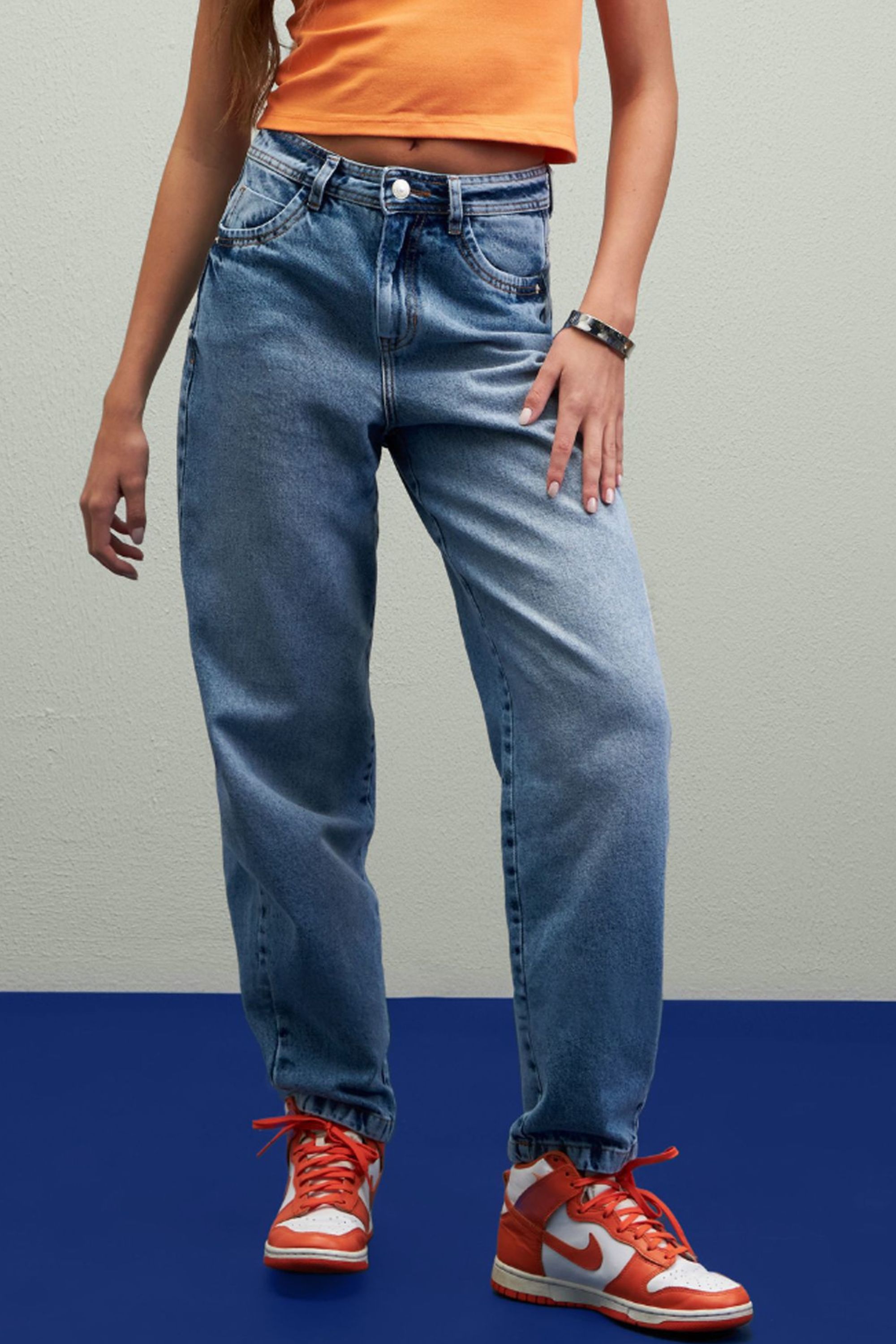 Calça Mom com Bordado – Visual Moderno Favlab